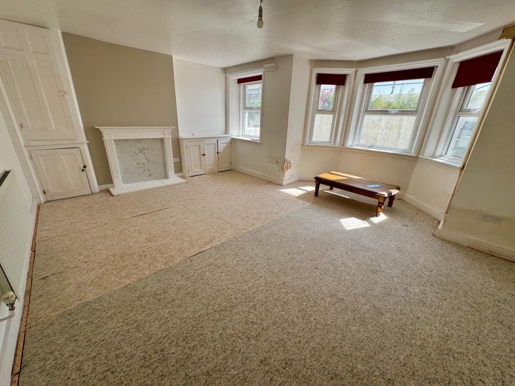 Lot: 182 - SEAFRONT GARDEN FLAT FOR IMPROVEMENT - Living room